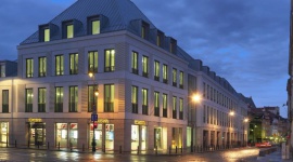 Spotkanie tradycji z nowoczesnością – szkło marki Pilkington na Placu Zamkowym Dom, LIFESTYLE - Biurowiec Plac Zamkowy – Business with Heritage łączy tradycję z nowoczesnością, umiejętnie chowając współczesne rozwiązania techniczne za nawiązującą do otoczenia fasadą.
