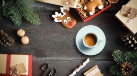 Kawa o smaku świąt Dom, LIFESTYLE - W okresie Bożego Narodzenia domowa kuchnia zamienia się w prawdziwy tygiel smaków i aromatów, wśród których królują intensywne przyprawy korzenne, takie jak cynamon, anyż czy goździki. Podpowiadamy jak wykorzystać świątecznych składniki do zaparzenia rozgrzewającej kawy.