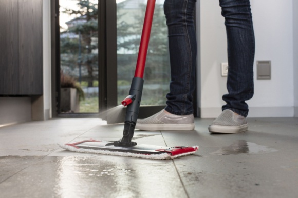 Podłogi bez skazy, nie tylko od święta: Jak wybrać najlepszy mop? Dom, LIFESTYLE - Brokat z ozdób choinkowych, osypujące się z drzewka igły, ochlapana barszczem podłoga w kuchni – to niektóre z mniej przyjemnych aspektów zbliżających się świąt. Na szczęście istnieje na nie szybki i prosty sposób - mop, który w mig przywróci podłogom estetyczny wygląd.