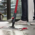 Podłogi bez skazy, nie tylko od święta: Jak wybrać najlepszy mop?