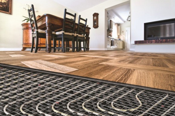 Przytulnie pod stopami – montaż drewna na ogrzewaniu podłogowym Dom, LIFESTYLE - Latem chłodne podłogi przynoszą miłe ukojenie, niemniej zimą znaczne przyjemniejsze jest delikatnie promieniujące z podłogi ciepło. Dlatego też popularność ogrzewania podłogowego systematycznie rośnie, podobnie jak gama produktów, które mogą być na nim montowane.