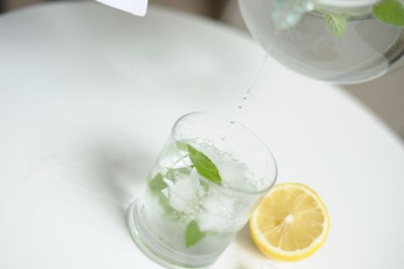 Odwrócona osmoza, czyli z czym to się pije Dom, LIFESTYLE - Wielu z nas zapewne słyszało nie raz o „odwróconej osmozie”. Co prawda o tej dziwnie brzmiącej technologii uzdatniania wody mówi się już od kilku lat, to jednak wciąż do końca nie wiemy o co tak naprawdę chodzi i dlaczego ten temat powraca do nas coraz częściej.