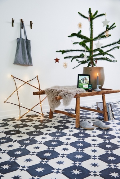 Niebiańska podłoga Dom, LIFESTYLE - Nadaj swojej podłodze gwiazdkowy wygląd, który będzie modny także długo po Świętach. Podpowiadamy, jak ułatwić sobie układanie płytek i jak w prosty sposób, odświeżyć podłogi w “gwiazdorskim” stylu!
