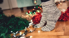 Kosmetyki nie tylko dla kobiet Dom, LIFESTYLE - Podłoga jest jak kobieta – dużo znosi, wiele wybacza i… lubi kosmetyki. Czas świątecznych porządków to jedna z lepszych okazji w roku do tego, aby poświęcić trochę więcej uwagi drewnianej posadzce. Czy wiesz, czego potrzebuje Twoja podłoga?