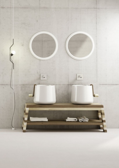 Ceramika Catino - u źródeł tradycji Dom, LIFESTYLE - Umywalki głębokie jak balie, drewniane tary, proste drewniane stołki zamiast szafek podumywalkowych...