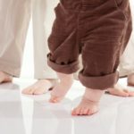 Polacy lubią chodzić boso – firma TECE prezentuje wyniki badania