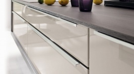 Schüco – urok eleganckich detali Dom, LIFESTYLE - Z myślą o zaspokojeniu wyszukanych potrzeb klientów PEKA wprowadziła do oferty rozwiązania Schüco, które wyróżnia wysoka jakość i niezawodna trwałość. Elementy wykończenia mebli tej marki to synonim dyskretnej elegancji i ergonomicznych rozwiązań.