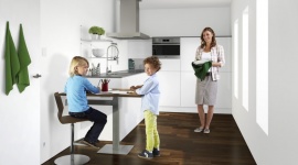 Jedzmy w kuchni, czyli jak funkcjonalnie urządzić jadalnię w przestrzeni kuchenn Dom, LIFESTYLE - Szybki i intensywny styl współczesnego życia przyczynia się do kompaktowości i uniwersalności wnętrz mieszkań, które mają pełnić jednocześnie wiele różnych funkcji. Peka proponuje nowoczesne rozwiązania dedykowane do niewielkich jadalni mieszczących się w kuchniach.