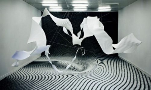 Iluzje optyczne, geometria i dark ambient – najnowsze trendy na podłogę