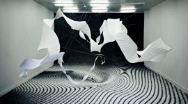 Iluzje optyczne, geometria i dark ambient - najnowsze trendy na podłogę Dom, LIFESTYLE - Wykładziny wychodzą z cienia! Ze swoim bogactwem faktur, wzorów i kolorów stają się centralnym punktem wielu projektów wnętrz. Najnowsze trendy dają projektantom duże pole do tworzenia zmysłowych, luksusowych, a niejednokrotnie zaskakujących przestrzeni.