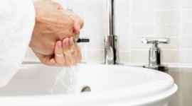 Jak oszczędzać wodę w łazience? Dom, LIFESTYLE - Przy okazji obchodzonego 22 marca Światowego Dnia Wody, przypominamy, jak w prosty sposób ograniczyć zużycie wody, a tym samym - istotnie obniżyć comiesięczne rachunki.