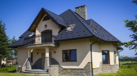 Wzornictwo na dachu: Jakie możliwości wyboru daje blachodachówka? Dom, LIFESTYLE - Wszechstronne, zróżnicowane pod kątem wyglądu, szybkie w montażu oraz odporne na uszkodzenia – takie właśnie są dachy wykonane z blachodachówki.