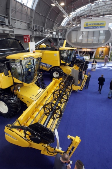 New Holland na AGROTECH. Lider sprzedaży ciągników pokaże nowości Rolnictwo, BIZNES - Sezon wiosenny rozpocznie Międzynarodowa Wystawa Targów Rolniczych AgroTech. 17-19 marca 2017 r. w Kielcach pojawią się producenci maszyn i sprzętu rolniczego, wśród nich – New Holland, lider sprzedaży ciągników rolniczych. Atrakcji, jak zwykle, nie zabraknie.
