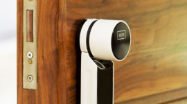 ENTR – technologia puka do drzwi Dom, LIFESTYLE - Nowoczesne domy wypełnione są inteligentnymi urządzeniami, których zadaniem jest podnoszenie komfortu życia. Rynek oferuje też rozwiązania, które poza wygodą zapewnią dodatkową ochronę domowników.