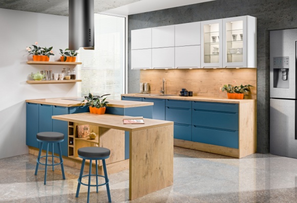Polakieruj kuchenny świat Dom, LIFESTYLE - Nowoczesna kuchnia nie jest już monotonna - zaskakuje kolorami i przykuwającymi wzrok frezowaniami. Spółka Meblowa KAM proponuje aż 12 nowych kolorów frontów lakierowanych. Najmodniejsze w tym sezonie wybarwienia dostępne są w lśniącym połysku lub w satynowym macie.