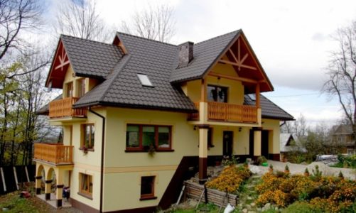 Dach jak ulał – poznaj atuty blachodachówki