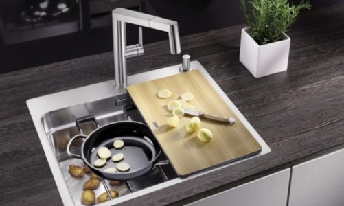 Piętrowe centrum dowodzenia w małej kuchni