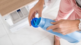 Jak prać, by usuwać alergeny i bakterie? Dom, LIFESTYLE - Świeżo wyciągnięta z pralki, pachnąca delikatną nutą płynu do płukania odzież budzi uczucie czystości, odprężenia i domowej atmosfery.