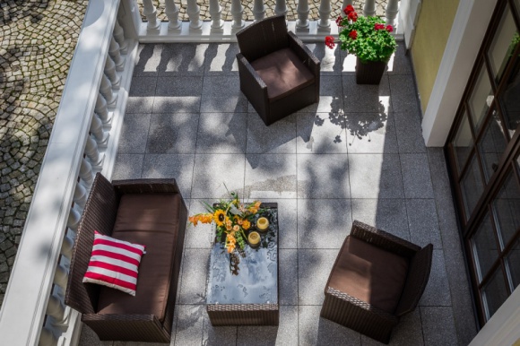 Czym kierować się przy wyborze płytek balkonowych i tarasowych? Dom, LIFESTYLE - Wykończenie oraz aranżacja balkonu czy tarasu nie jest łatwym zadaniem. Już na etapie planowania remontu lub budowy stajemy przed niemałym dylematem – wyborem odpowiednich płyt. Te przeznaczone na zewnątrz muszą spełniać kilka określonych wymagań.