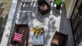 Czym kierować się przy wyborze płytek balkonowych i tarasowych? Dom, LIFESTYLE - Wykończenie oraz aranżacja balkonu czy tarasu nie jest łatwym zadaniem. Już na etapie planowania remontu lub budowy stajemy przed niemałym dylematem – wyborem odpowiednich płyt. Te przeznaczone na zewnątrz muszą spełniać kilka określonych wymagań.