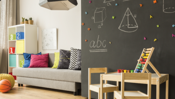 Przestrzeń tablicowa na ścianie dowolnego koloru Dom, LIFESTYLE - Farba o cechach tablic suchościeralnych Sigma Memo Paint to tegoroczna nowość marki Sigma Coatings. Na pomalowanych nią ścianach można pisać i rysować. Lakier jest transparentny i tworzy powłokę łatwą do utrzymania w czystości, o wysokim połysku.
