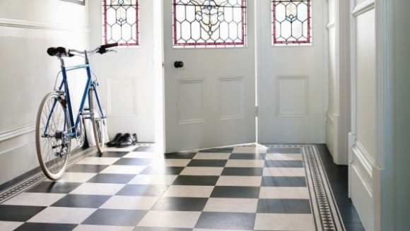 Black kontra white – starcie tytanów Dom, LIFESTYLE - Megatrend na sterylne, białe przestrzenie rodem ze Skandynawii szturmem podbił wnętrzarskie trendy ostatnich lat. Biel ma jednak godnego konkurenta – czerń, która coraz bardziej intryguje i pociąga. Jest nieoczywista, tajemnicza i elegancka.