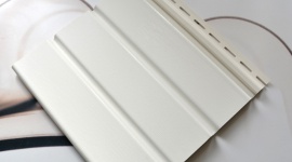 Podsufitka od Galeco w nowej, modnej odsłonie Dom, LIFESTYLE - Podbitka dachowa to widoczny od spodu okapu element wykończenia połaci dachowej. Mimo że jej instalacja nie jest wymagana, to z uwagi na funkcje jakie pełni, warto ją montować. Galeco DECOR to niezawodny system do zabudowy wystającej części dachu.