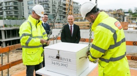 Kamień milowy w realizacji Angel River Dom, LIFESTYLE - Inwestycja Angel River właśnie osiągnęła tzw. stan zero. Ten przełomowy moment uroczyście uczcili dziś przedstawiciele miasta, inwestorzy z generalnym wykonawcą oraz projektant budynku.