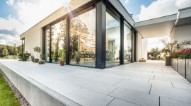 Taras jak ze snów - płyty Indigo PRATO od DASAG Dom, LIFESTYLE - Lato to czas, który bardzo chętnie spędzamy na balkonie, tarasie czy w ogrodzie. Są to miejsca, w których możemy spokojnie i wygodnie odpocząć, zregenerować siły lub po prostu spędzić czas z przyjaciółmi i rodziną.