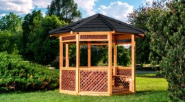 Budujemy altanę, czyli jak stworzyć zaciszny kącik w swoim ogrodzie Dom, LIFESTYLE - Wiosną i latem spędzamy dużo czasu z rodziną na świeżym powietrzu, korzystając ze sprzyjającej pogody. Elementem ogrodu, który może być doskonałym miejscem wypoczynku i relaksu jest altana. Jak zatem stworzyć zaciszny kącik w ogrodzie? Podpowiadamy!