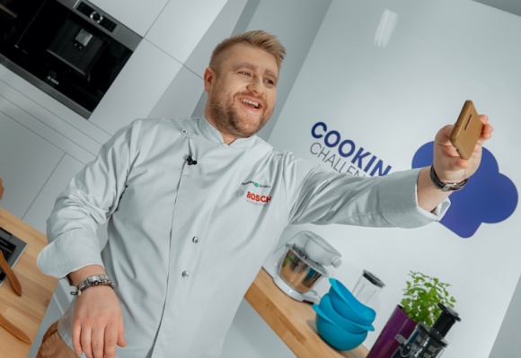 TOMASZ JAKUBIAK W KUCHNI COOKING CHALLENGE Dom, LIFESTYLE - Tomasz Jakubiak jako zawodowy kucharz wziął udział w akcji Cooking Challenge w której gotowanie łączy się ze społecznie ważnym przesłaniem.