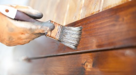 Najczęstsze błędy w zabezpieczaniu drewna. Sprawdź, jak je naprawić! Dom, LIFESTYLE - Od naszego dobrego przygotowania do renowacji drewna zależy, czy uda nam się uniknąć najczęściej popełnianych błędów, które niekorzystnie wpływają na estetykę i trwałość powłoki. Ekspert marki Drewnochron podpowiada, jak je naprawić.