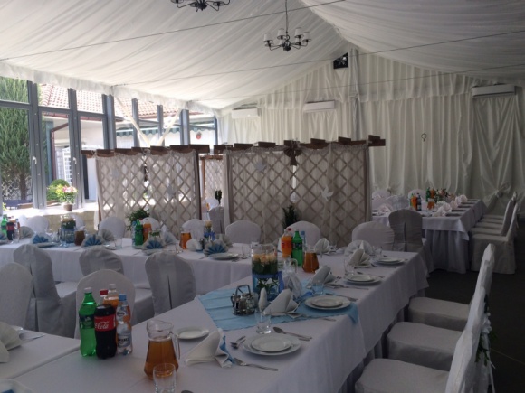 Wybieramy miejsce na letnie przyjęcie – na co zwrócić uwagę? Dom, LIFESTYLE - Lato sprzyja rodzinnym spotkaniom, a szkolne wakacje w dużym stopniu je umożliwiają. Ciepłe miesiące są nie tylko wybierane przez narzeczonych, ale także przez rodziny spragnione wielopokoleniowych spotkań. Jak wybrać odpowiednie miejsce na wesele lub rodzinny zjazd?