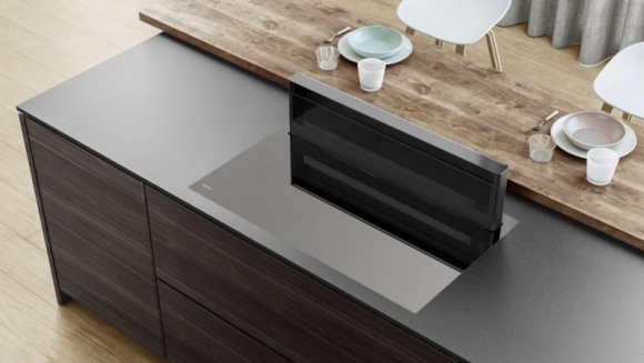 One – dyskretny urok gotowania Dom, LIFESTYLE - Wyobraźmy sobie nowoczesną sztukę kulinarną. Jesteś widzem i siedzisz ze znajomymi w salonie, a w pomieszczeniu z głośników sączy się muzyka. Reżyser i jednocześnie aktor tego przedstawienia sieka warzywa, coś miesza, dodaje aromatyczne przyprawy, zręcznie budując napięcie.