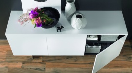 Technika przyszłości: nowy zawias Sensys do cienkich frontów Dom, LIFESTYLE - Nowy zawias Sensys do cienkich frontów to kolejny krok na drodze do projektowania nowoczesnych, prestiżowych mebli z cienkimi frontami.