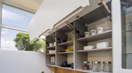 Kuchenne półki doskonale radzą sobie z obciążeniem Dom, LIFESTYLE - Narażone na działanie wilgoci, stale poddawane naciskowi wielu kilogramów, półki w szafkach kuchennych muszą sprostać znacznym wyzwaniom. Współczesne trendy wymagają, aby były coraz szersze, nie tracąc przy tym wytrzymałości.