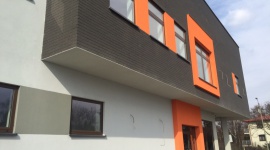 Holenderski chłód – szarości i antracyty z kolekcji Elastolith na elewacjach i w