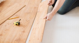 Podłoga z paneli krok po kroku Dom, LIFESTYLE - Montaż paneli podłogowych to element wykończenia, który zazwyczaj bierzemy w swoje ręce. Jak zrobić to fachowo? Przed przystąpieniem do pracy warto pamiętać o kilku poradach.