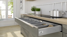 Szuflada na maksa! Dom, LIFESTYLE - Szerokie szuflady to nie kaprys projektantów, którzy chcą podkreślić ekskluzywny design mebli, ale wygodna i wyjątkowo pojemna przestrzeń do przechowywania. Nowoczesna technika niemieckiej firmy Hettich pozwala projektować szuflady nawet o szerokości 1200 mm.