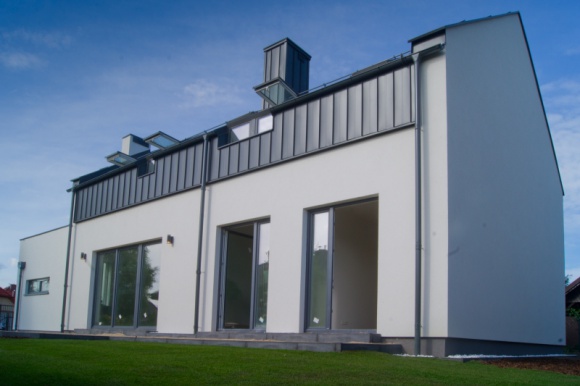 Jak wysokie i długie ściany można budować z silikatów bez dodatkowych wzmocnień? Dom, LIFESTYLE - Podstawą bezpieczeństwa i trwałości budynku są stabilne i wytrzymałe ściany. W związku z tym przegrody pionowe, muszą spełniać warunki nośności i stateczności oraz muszą być wznoszone ściśle według technologii wykonawstwa odpowiedniej dla danego materiału budowlanego.