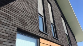 Jak stworzyć trwałą i estetyczną elewację klinkierową? Dom, LIFESTYLE - Ściany frontowe od zawsze zajmowały architektów, którzy tworzyli oryginalne elewacje i starali się zaprojektować zachwycające fasady. Dobrze wykonana elewacja jest bowiem wizytówką każdego domu - ważna jest nie tylko wizualna estetyka, ale także wyjątkowa trwałość.