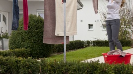 Jak suszyć pranie na świeżym powietrzu? Dom, LIFESTYLE - Już nasze babcie wiedziały, że najlepszym sposobem na szybkie i skuteczne wysuszenie prania jest rozwieszenie go na świeżym powietrzu. Warto wziąć z nich przykład, bo tkaniny wysuszone na zewnątrz pięknie i świeżo pachną, a ponadto mniej się niszczą i są mniej pogniecione.