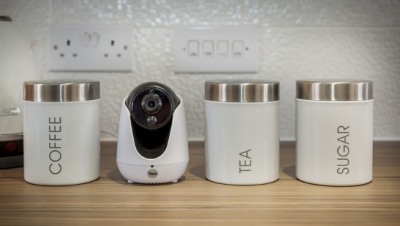Bezpieczeństwo zdalnie sterowanie, czyli kamera WiFi WIPC-301W marki Yale Dom, LIFESTYLE - W dzisiejszych czasach bezpieczeństwo jest na wagę złota. Nic więc dziwnego, że producenci systemów zabezpieczeń prześcigają się w tworzeniu i projektowaniu coraz to nowszych i bardziej zaawansowanych technologicznie rozwiązań.