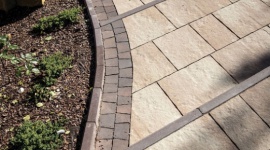 O czym należy pamiętać wybierając kostkę brukową? Dom, LIFESTYLE - Nawet najpiękniejsze materiały nawierzchniowe nie spełnią swojej roli, jeśli nie będą dostosowane do charakteru posesji oraz przeznaczenia stworzonej z ich pomocą nawierzchni.