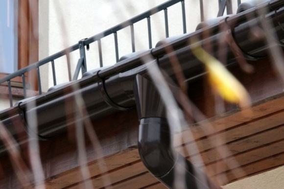 Do naprawy czy wymiany, czyli orynnowanie pod lupą Dom, LIFESTYLE - Każdego dnia rynny i rury spustowe narażone są na szereg czynników, mogących powodować ich uszkodzenie. Na co w takim razie powinniśmy zwracać uwagę podczas przeglądów orynnowania i w których przypadkach decydować się na jego wymianę?