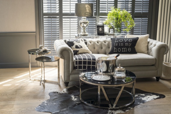 Miloo Home – kolekcja Manhattan Dom, LIFESTYLE - Styl nowojorskich apartamentów przy Park Avenue lub miejskich domów na Upper West Side to wysublimowane połączenie wzorów klasycznych z uwspółcześnionymi. Nawiązuje do niego kolekcja mebli i dodatków Miloo Home. 