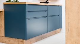 Modnie i funkcjonalnie: fronty z frezowanym uchwytem Dom, LIFESTYLE - Frezy uchwytowe to przykład udanego mariażu mody i względów praktycznych, pozwalający wielu nabywcom mebli kuchennych rozwikłać dylemat - tradycyjnie z poręcznymi uchwytami czy modnie bez nich. Są designerskie, funkcjonalne i niezwykle wygodne w codziennym użytkowaniu.