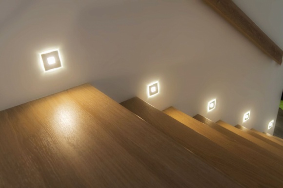 Lustrzane światło na schodach – nowatorskie oprawy LED Fortune BRITOP Lighting Dom, LIFESTYLE - Wystarczająco gruba tafla lustra i piaskowany centralny element wyróżniają oprawy oświetleniowe LED Fortune BRITOP Lighting. Jakość użytych materiałów sprawia, że idealnie nadają się do podświetlania ciągów komunikacyjnych czy schodów.