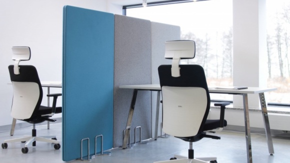 Cisza jak makiem zasiał Dom, LIFESTYLE - Coraz częściej w przestrzeniach biurowych stosowane są rozwiązania co-workingowe (open spaces). Kiedy rozmawiamy z współpracownikami lub realizujemy podobne zadania - wszystko jest tak, jak należy. Problem pojawia się, kiedy mamy do wykonania pracę, która wymaga od nas skupienia.