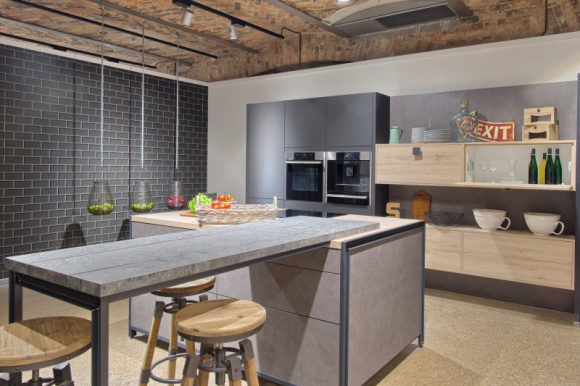 Wnętrza gotowe na jesień Dom, LIFESTYLE - Głębokie żółcienie, rdzawe brązy, szlachetne odcienie wina – jesień, choć czasem kapryśna, rozpieszcza różnorodnością barw, które wkradają się także do wnętrz. Prym wiodą naturalne, pełne ciepła i uroku aranżacje – jest nastrojowo, ale też funkcjonalnie.